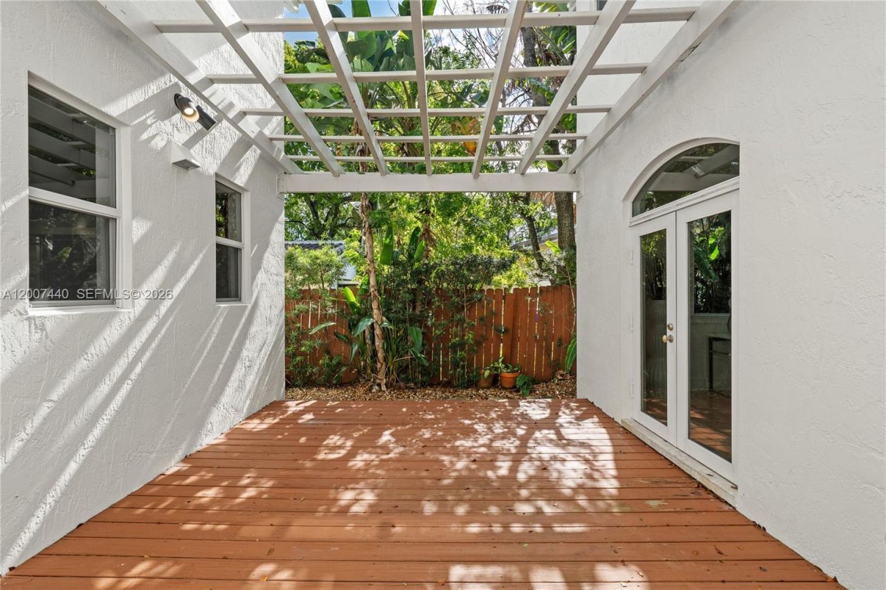 4065 Battersea Rd , Miami, FL 33133 Photo