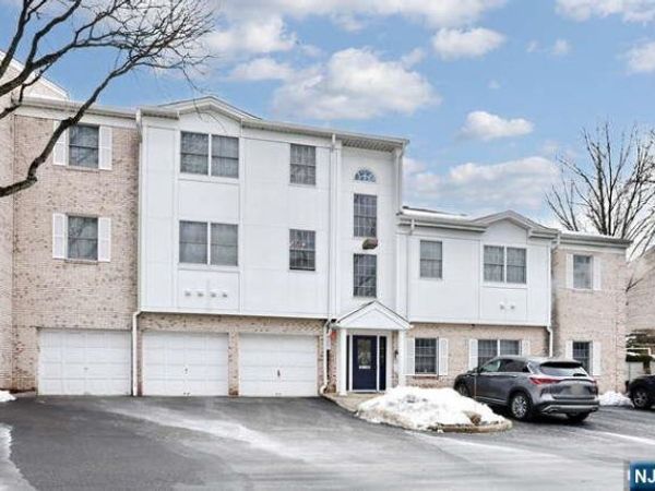 17 Colonial Village Drive, HILLSDALE, NJ 07642