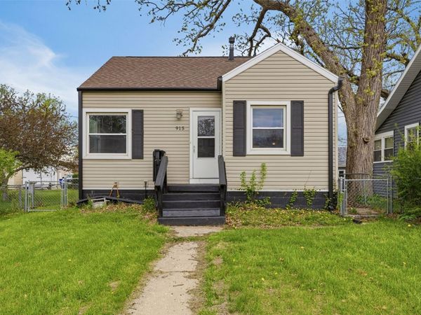 915 Center Point Road NE, Cedar Rapids, IA 52402