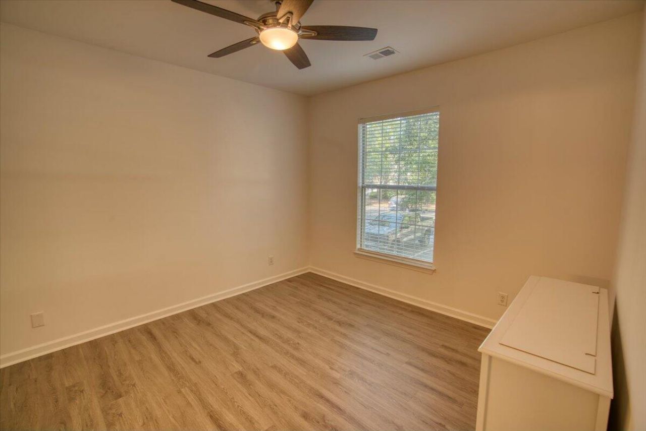 1600 Long Grove Drive Photo 14