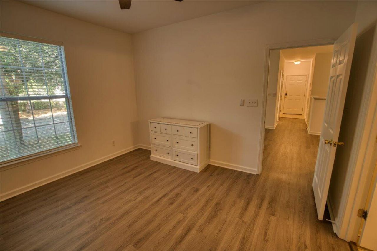 1600 Long Grove Drive Photo 16