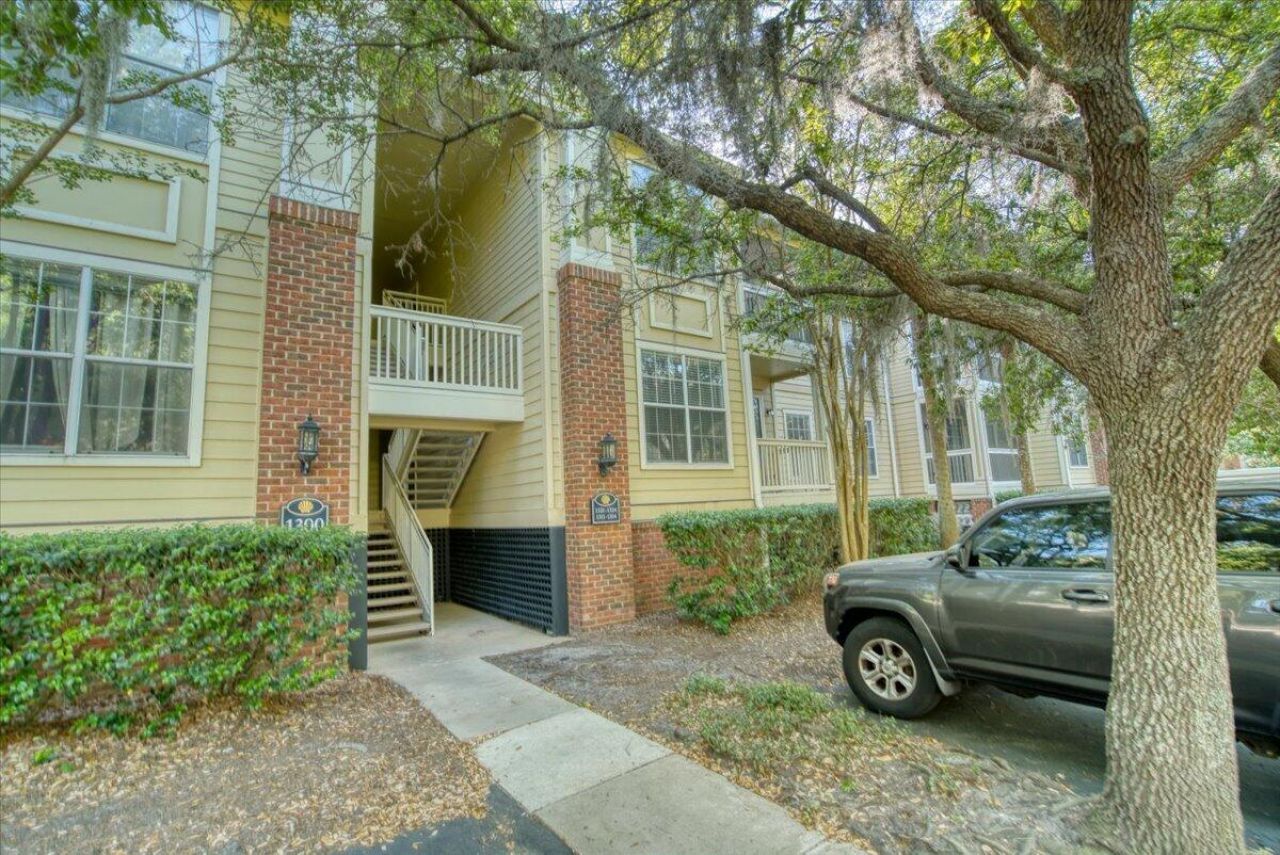 1600 Long Grove Drive Photo 2