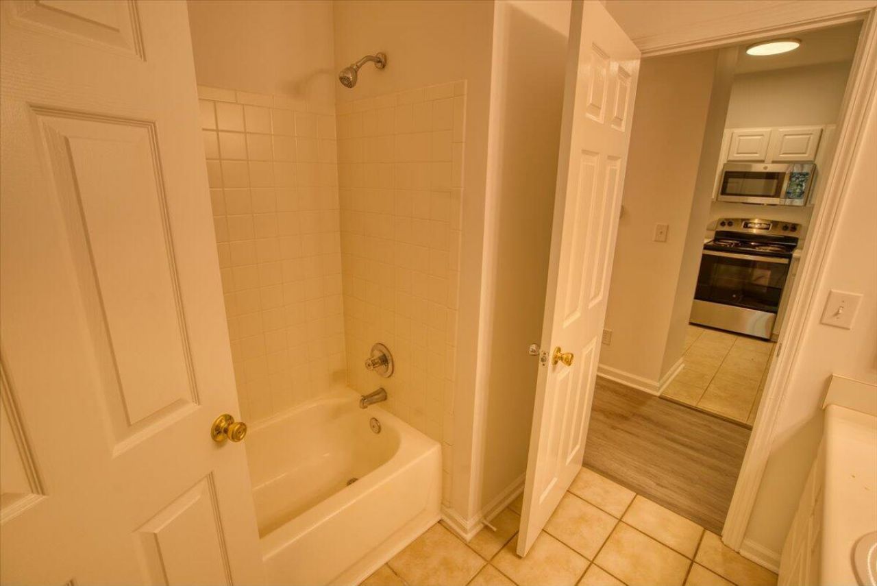 1600 Long Grove Drive Photo 22