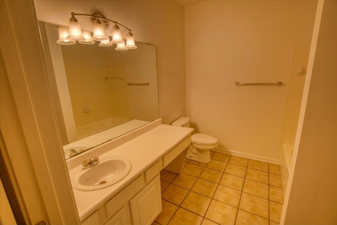 1600 Long Grove Drive Photo 24