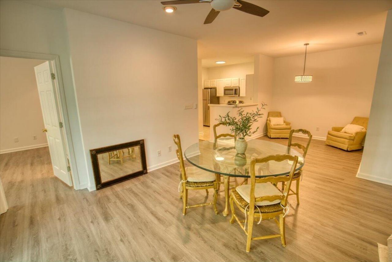 1600 Long Grove Drive Photo 7