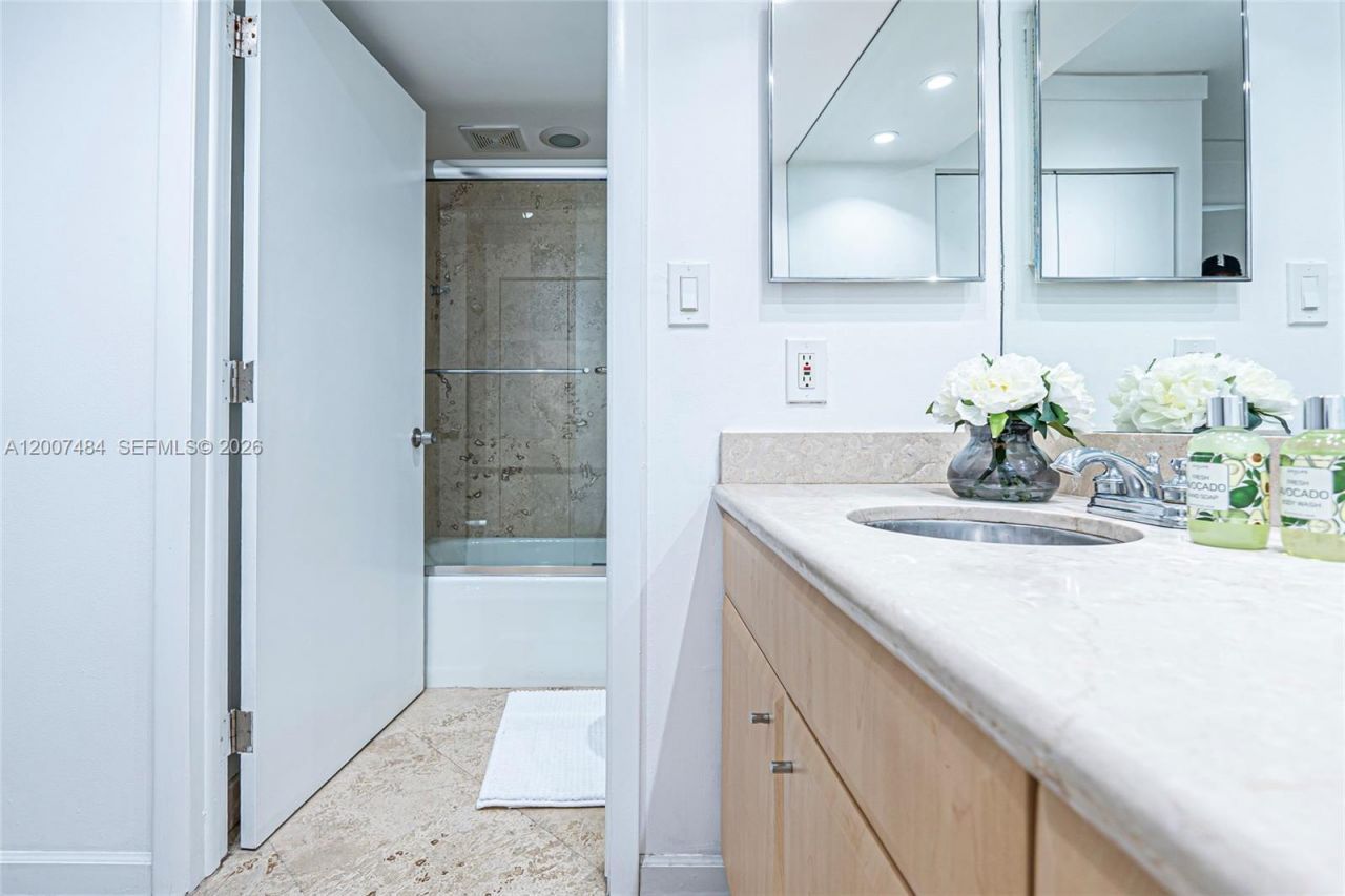 20505 E Country Club Dr , Unit 931, Aventura, FL 33180 Photo