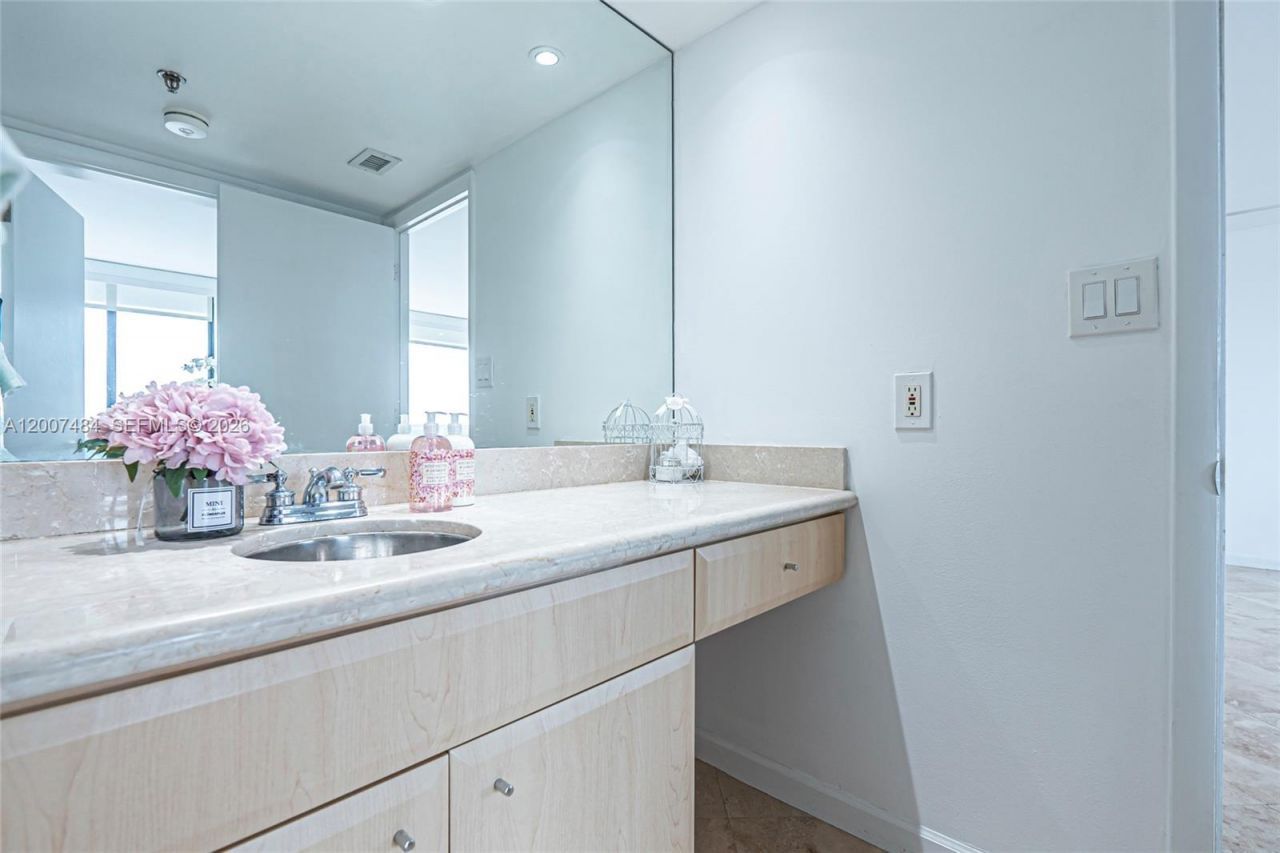 20505 E Country Club Dr , Unit 931, Aventura, FL 33180 Photo