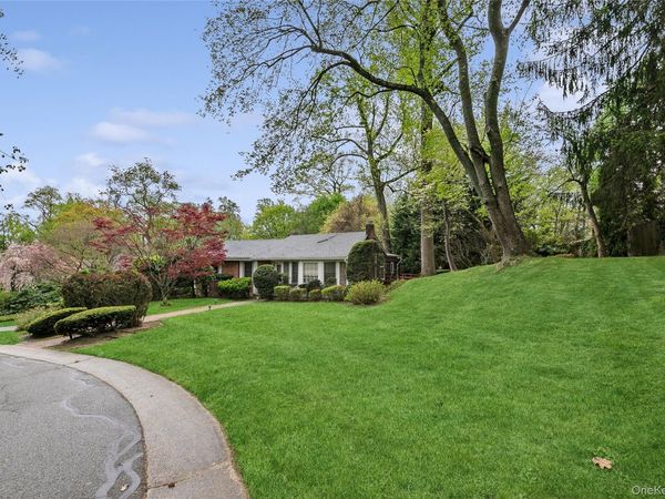 9 Oakwood Circle , Roslyn, NY 11576