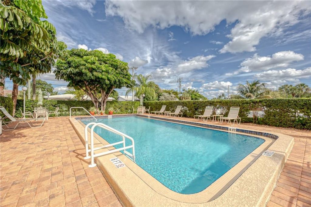 2400 NE 10th Street, Unit 204, Pompano Beach, FL 33062 Photo