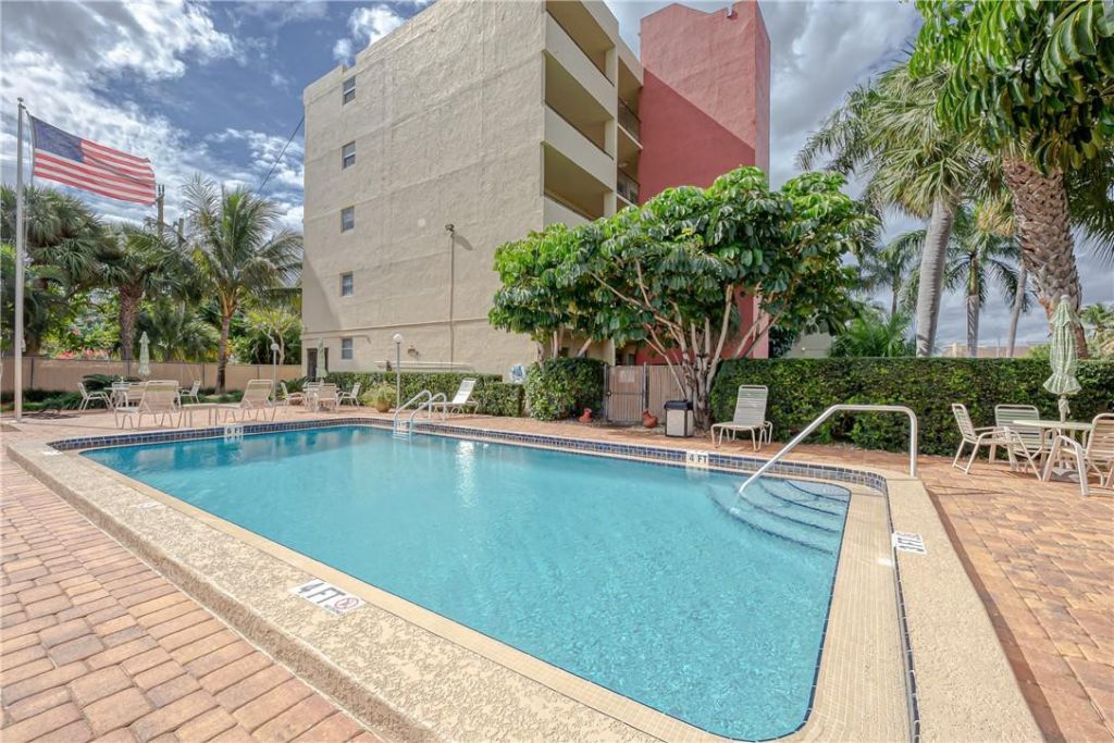 2400 NE 10th Street, Unit 204, Pompano Beach, FL 33062 Photo