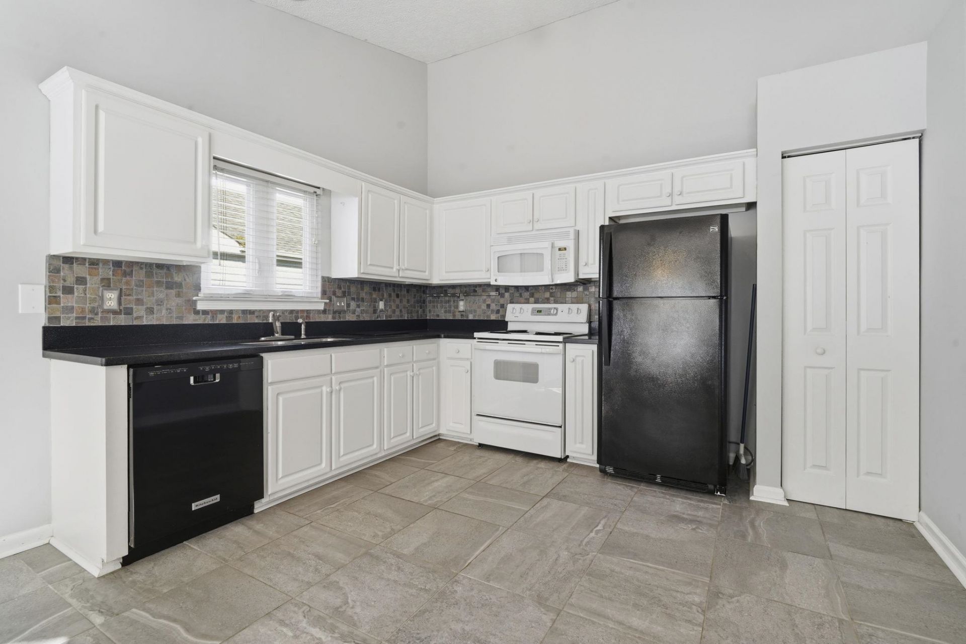 582 Bridgeport Dr.  Photo 18