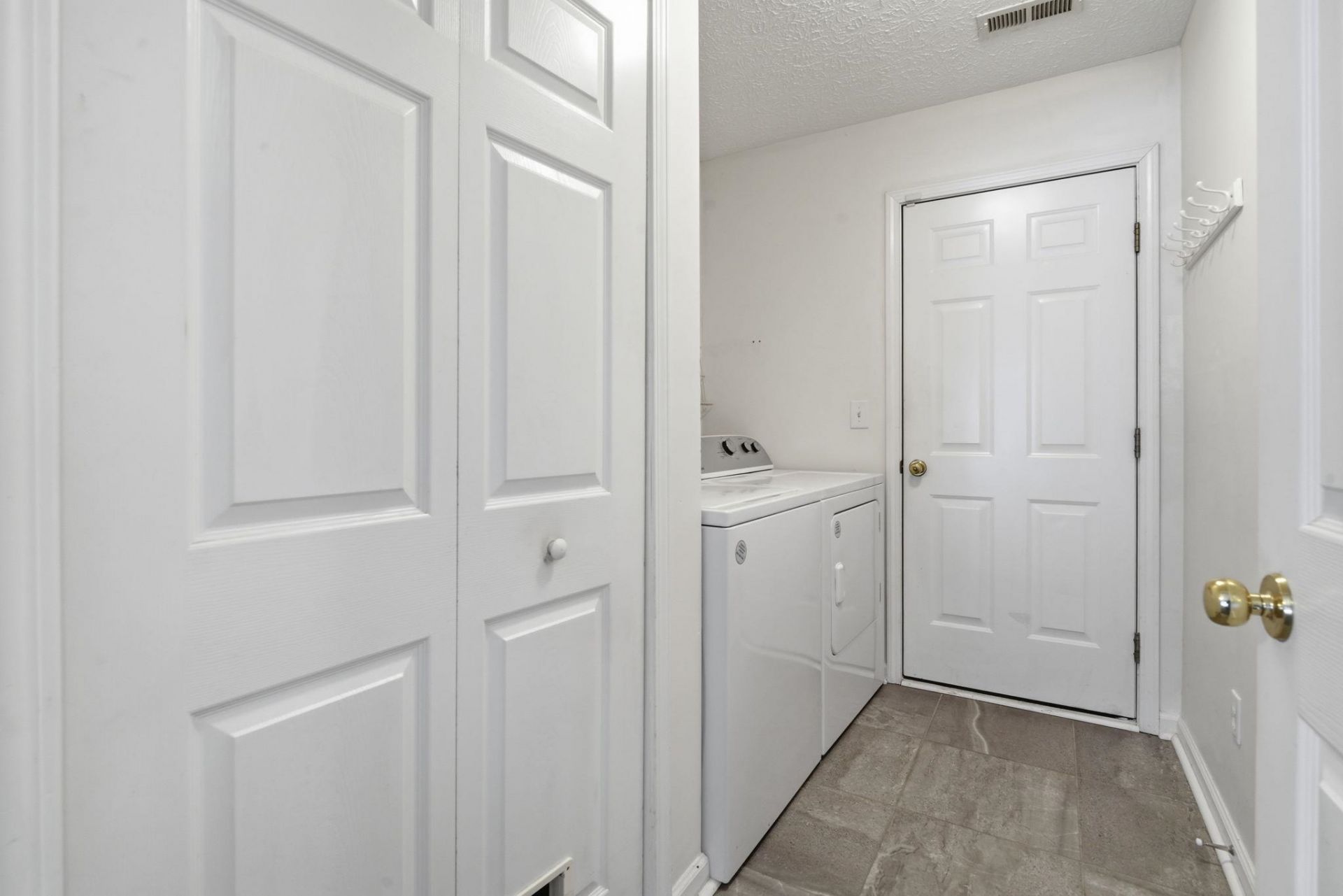582 Bridgeport Dr.  Photo 19