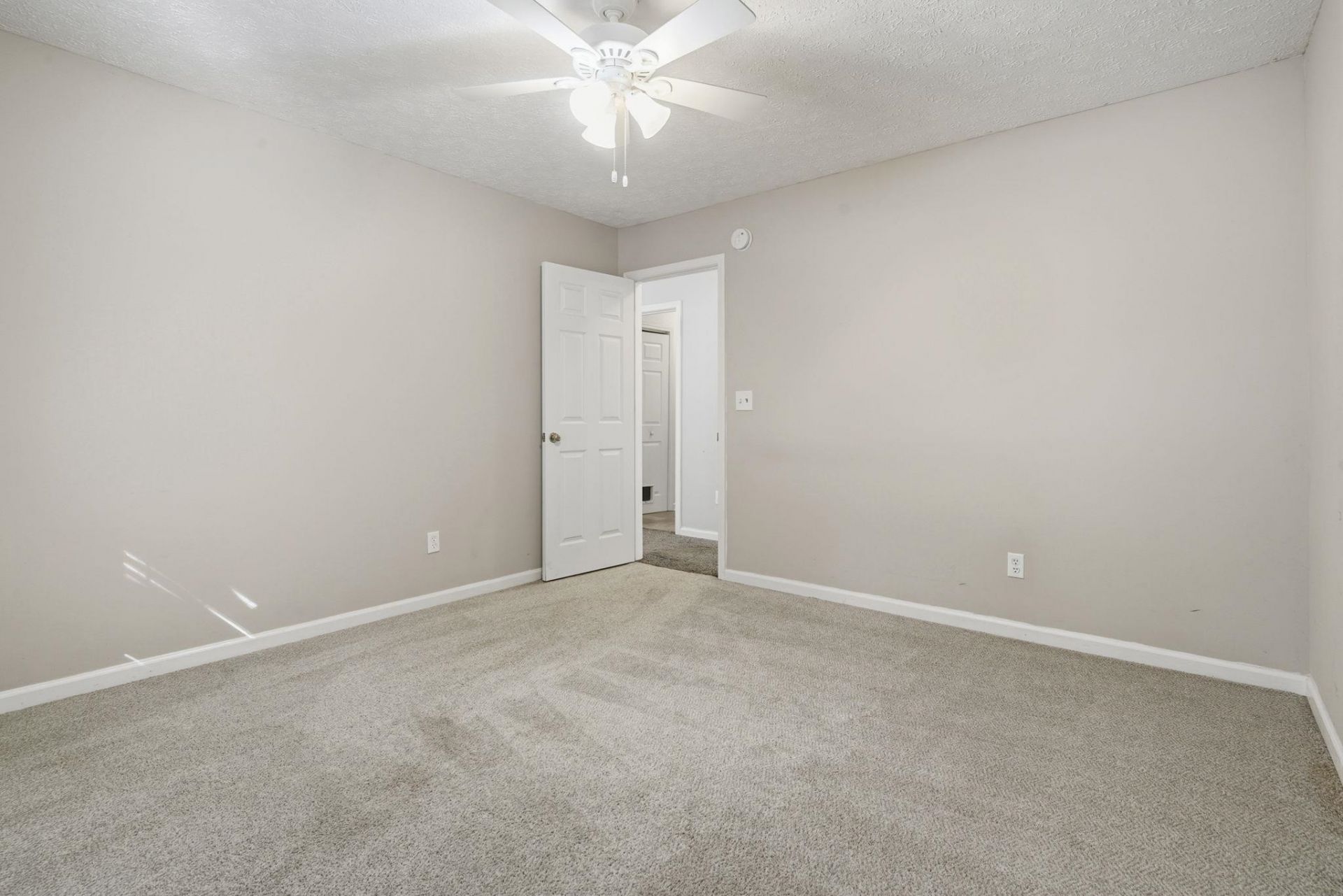 582 Bridgeport Dr.  Photo 23