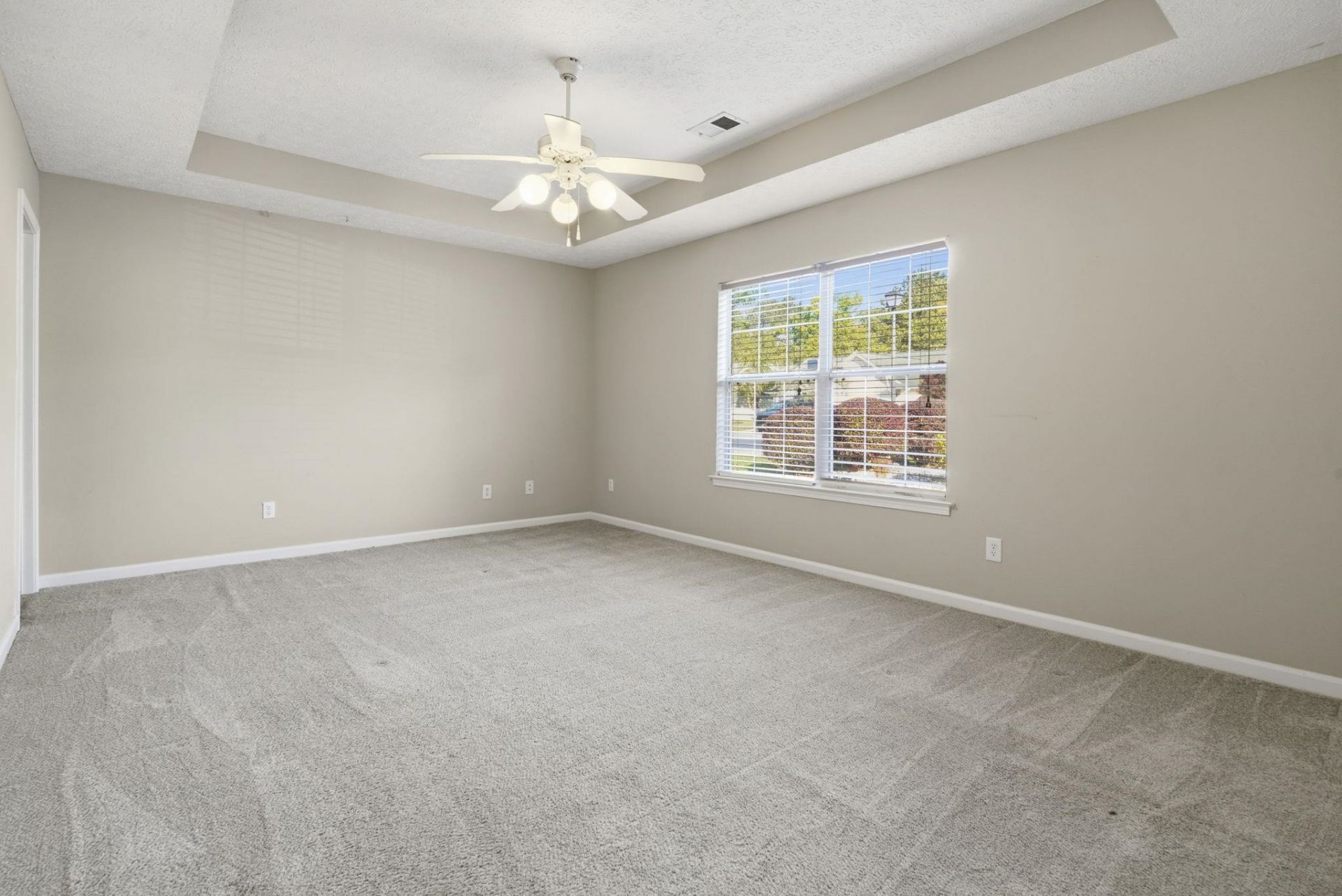 582 Bridgeport Dr.  Photo 4