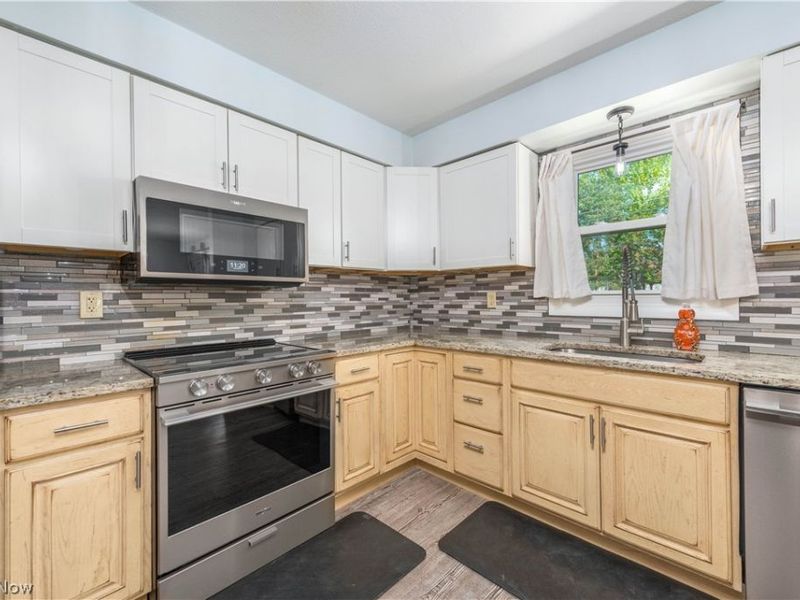 404 Oaknoll Drive, Amherst, OH 44001 Photo 13