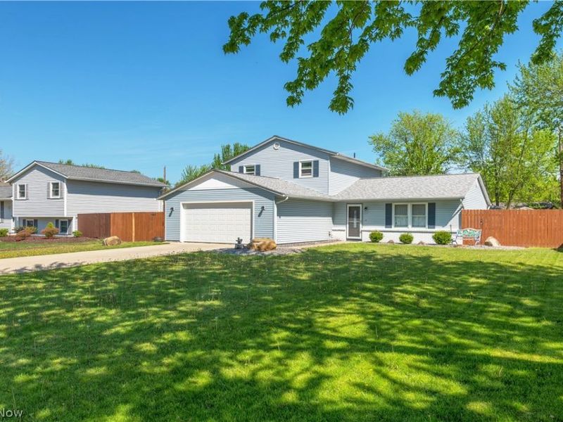 404 Oaknoll Drive, Amherst, OH 44001 Photo 2