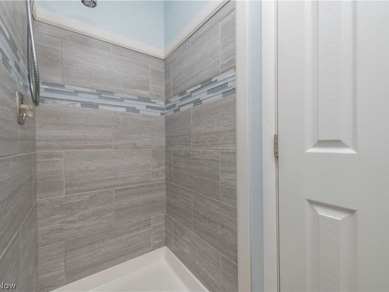 404 Oaknoll Drive, Amherst, OH 44001 Photo 21