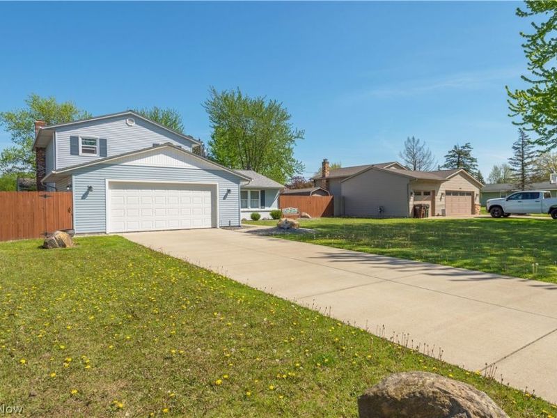 404 Oaknoll Drive, Amherst, OH 44001 Photo 3