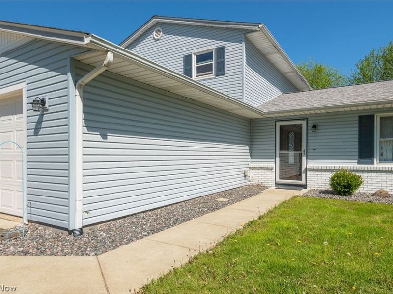 404 Oaknoll Drive, Amherst, OH 44001 Photo 4