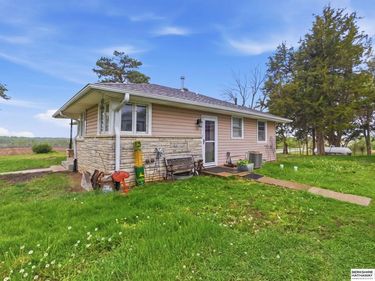 853 F Road, Palmyra, NE 68418