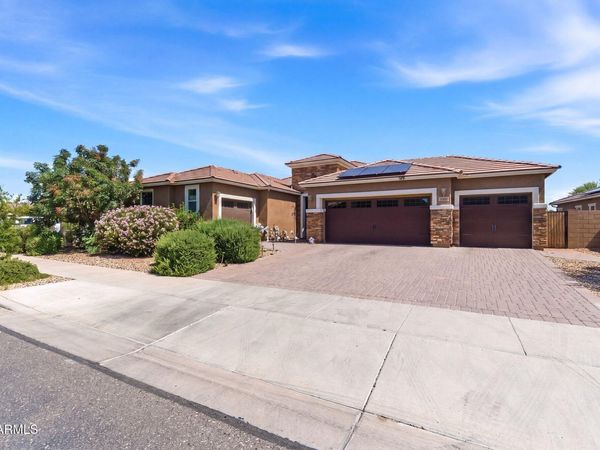 18904 W MERCER Lane, Surprise, AZ 85388