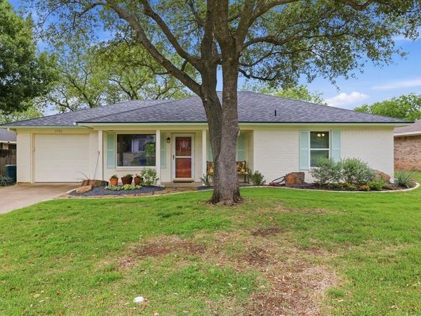 1706 W Doyle Street , Granbury, TX 76048