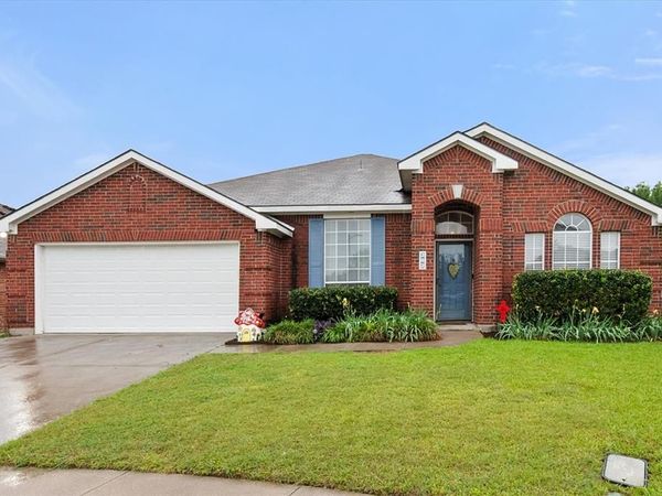 202 Creek Point Lane , Arlington, TX 76002