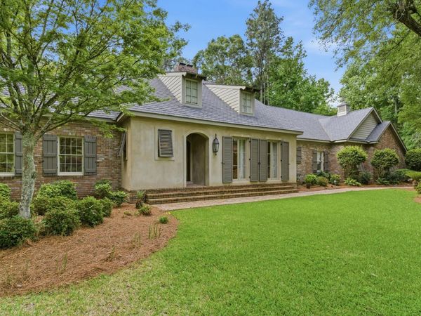 112 Heatherwood Dr., Hattiesburg, MS 39402