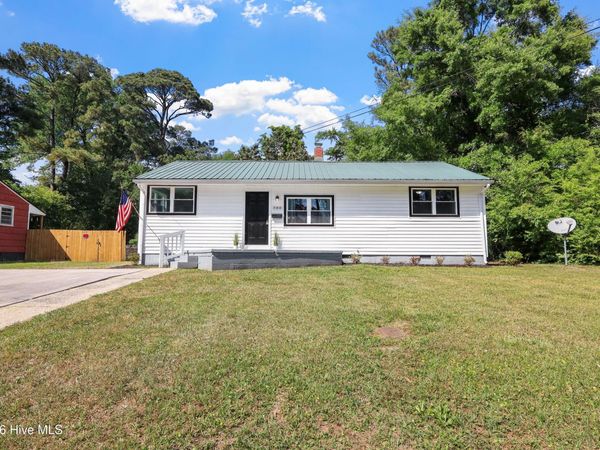 100 Banks Street , Jacksonville, NC 28540