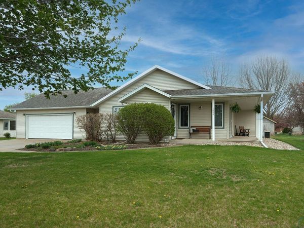 1684 2nd Avenue SE, Sioux Center, IA 51250
