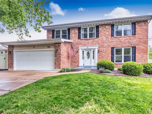 701 Oak Run Lane, Ballwin, MO 63021
