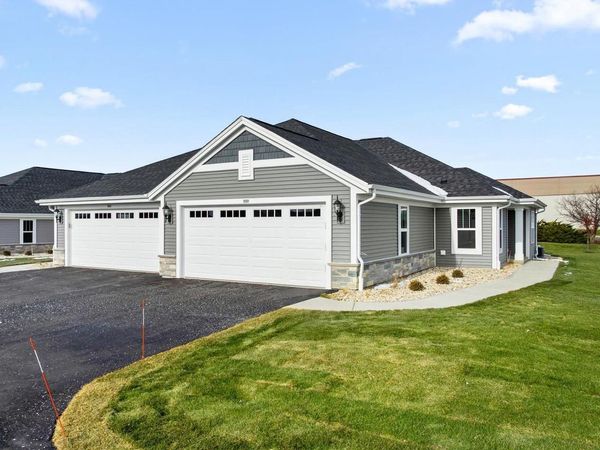 500 Hunter Oaks BOULEVARD, Unit 1002, Watertown, WI 53094