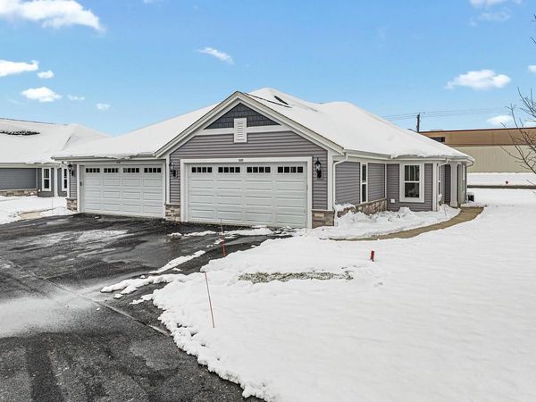 508 Hunter Oaks BOULEVARD, Unit 902, Watertown, WI 53094