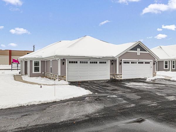 512 Hunter Oaks BOULEVARD, Unit 901, Watertown, WI 53094