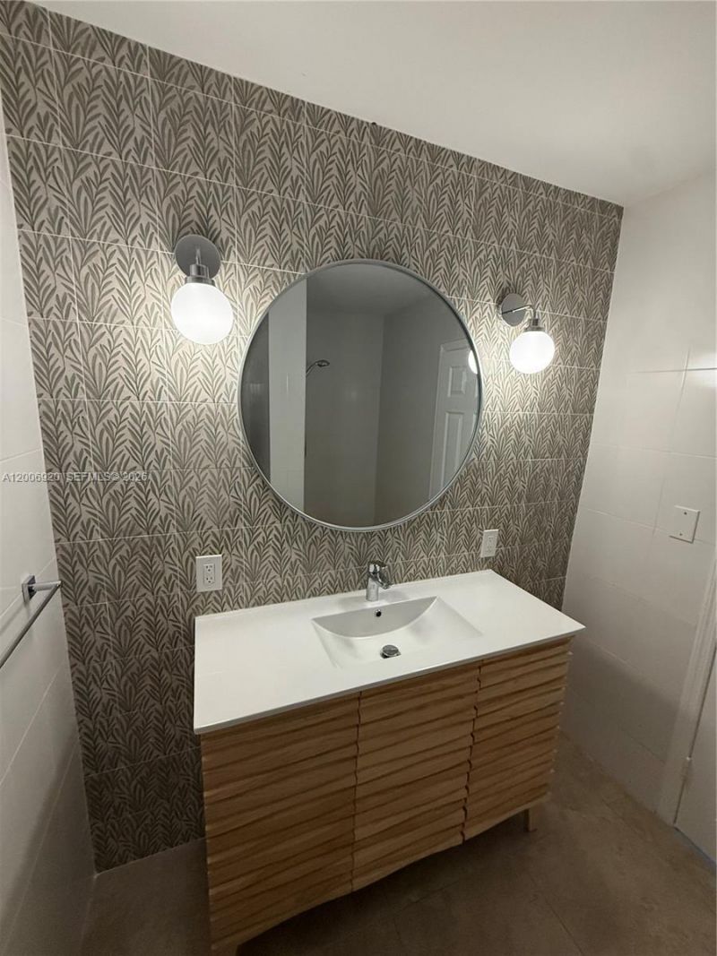 2816 Pine Tree Dr , Unit 2, Miami Beach, FL 33140 Photo