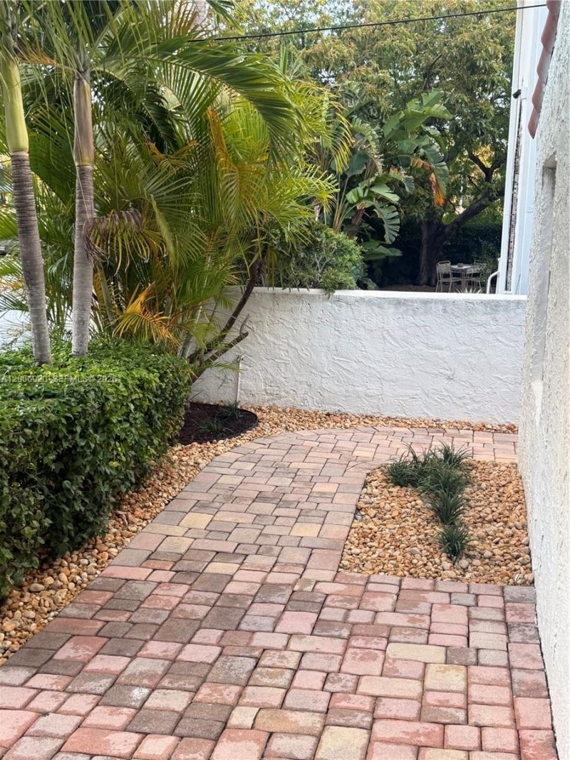 2816 Pine Tree Dr , Unit 2, Miami Beach, FL 33140 Photo
