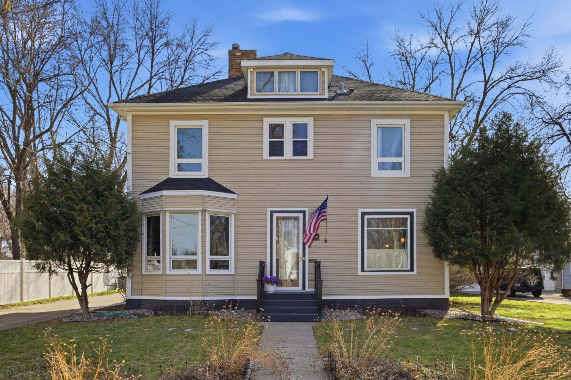 610 9th Street S primary photo