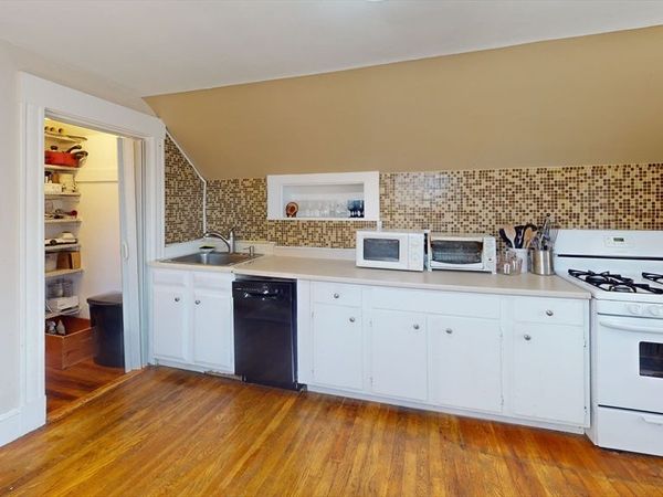 16 Templeton Pkwy, Unit 3, Watertown, MA 02472