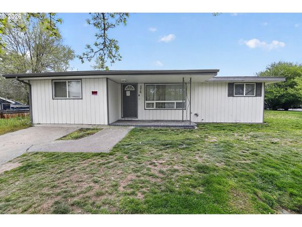 376 NE CHESTNUT ST, Madras, OR 97741