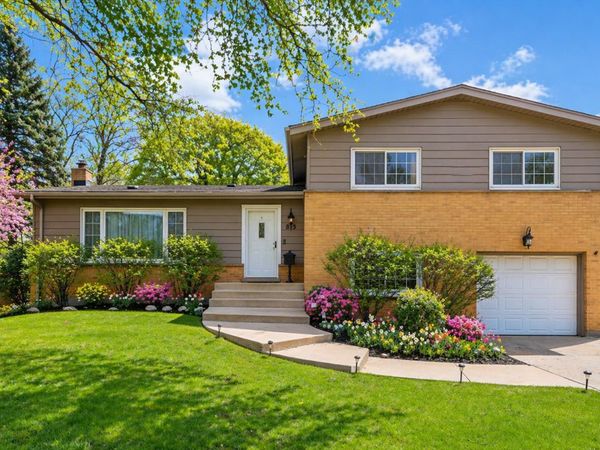 813 Castlewood Lane , Deerfield, IL 60015