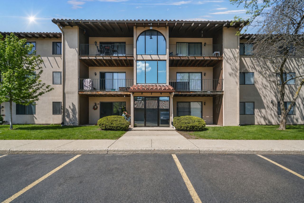 21W581 North Avenue , Lombard, IL 60148