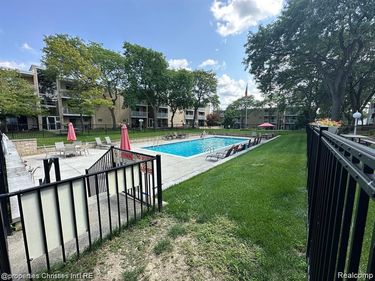 4917 Crooks Road, Royal Oak, MI 48073