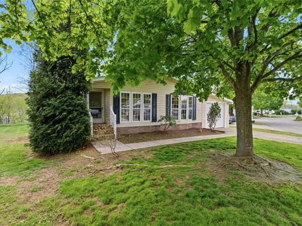 10 North Rock Lake Court , Zelienople, PA 16063