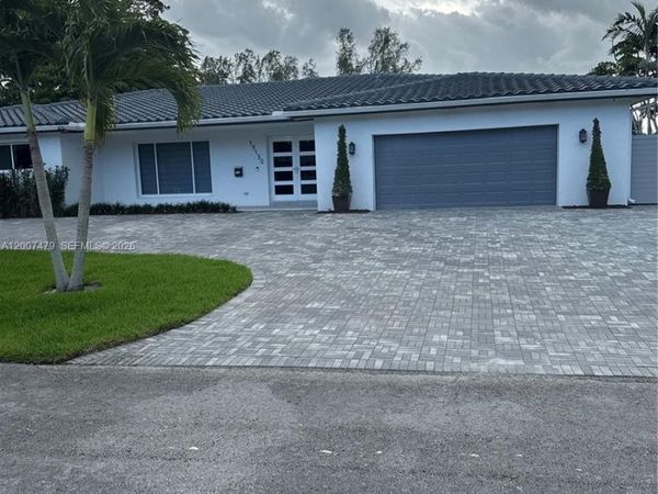 19150 S Saint Andrews Dr , Hialeah, FL 33015