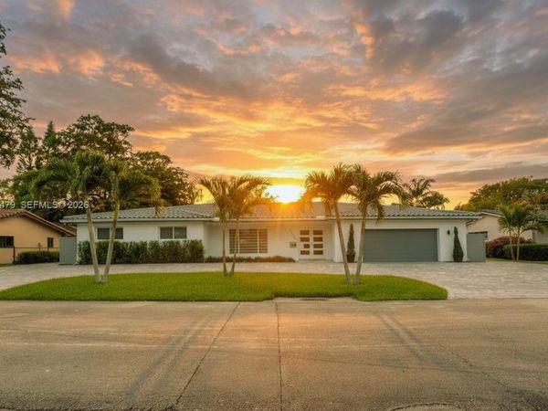 19150 S Saint Andrews Dr, Hialeah, FL 33015