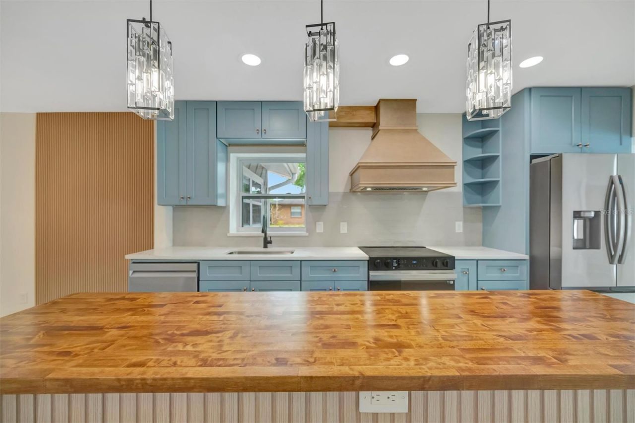 647 74th Avenue N, Saint Petersburg, FL 33702 Photo