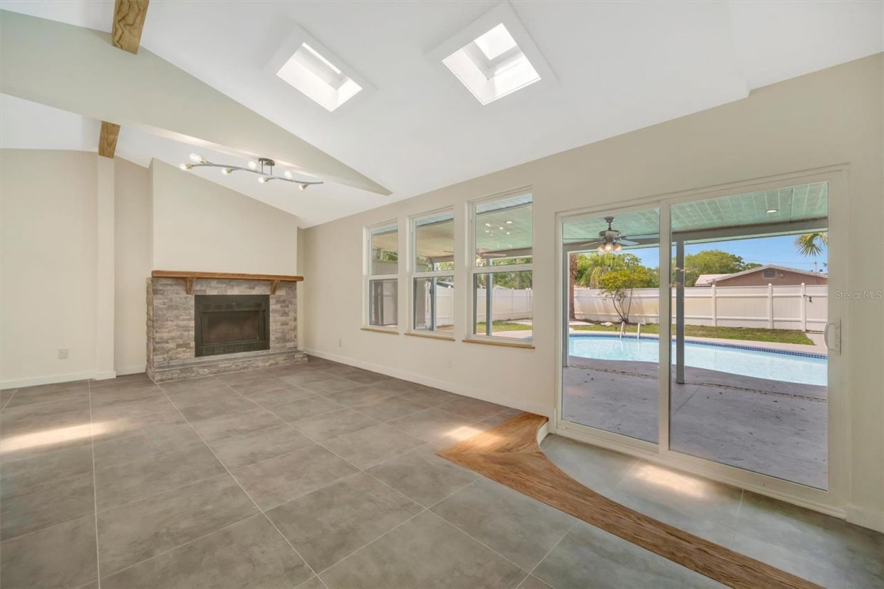 647 74th Avenue N, Saint Petersburg, FL 33702 Photo