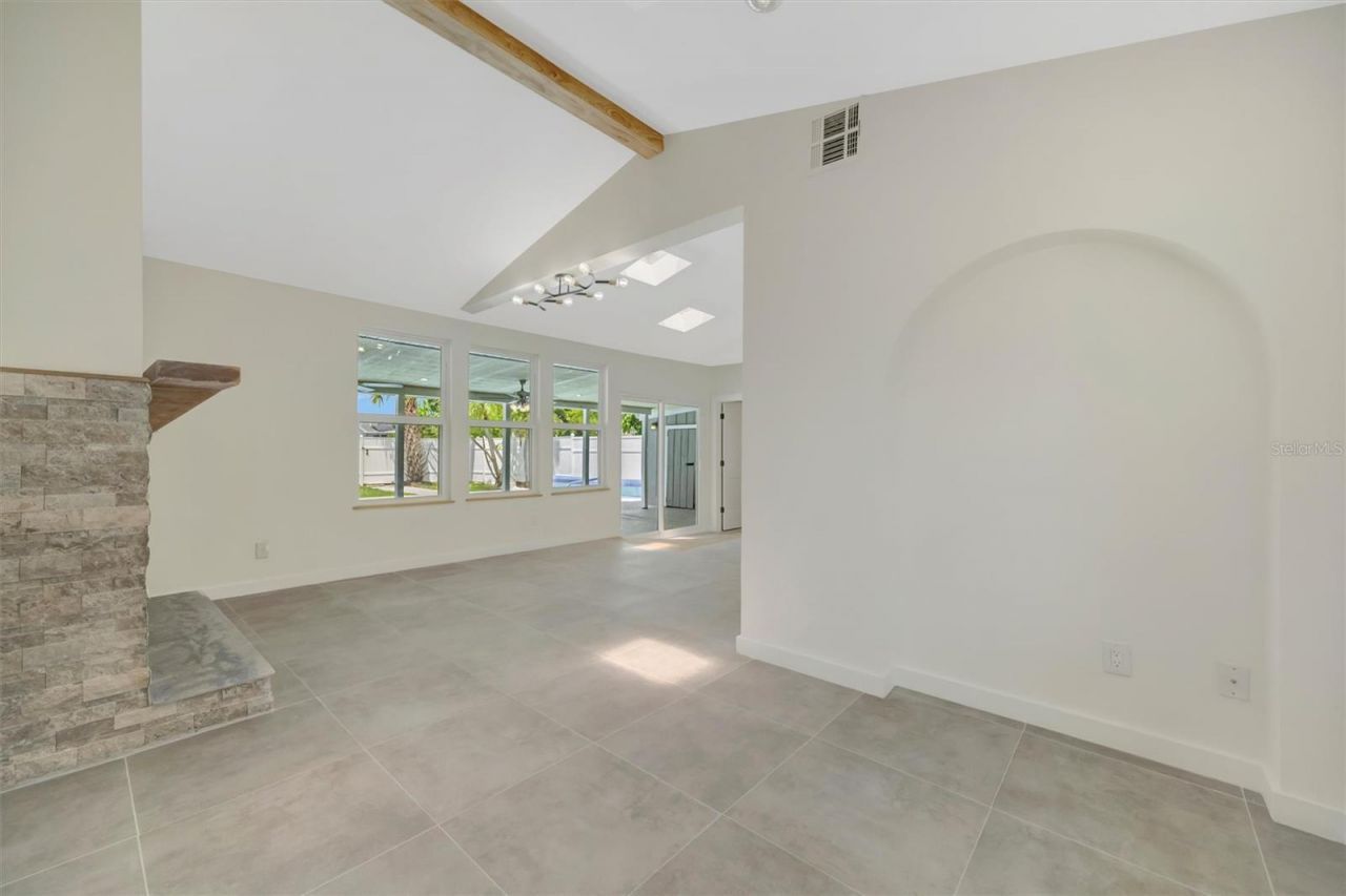 647 74th Avenue N, Saint Petersburg, FL 33702 Photo