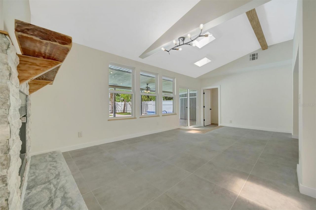 647 74th Avenue N, Saint Petersburg, FL 33702 Photo