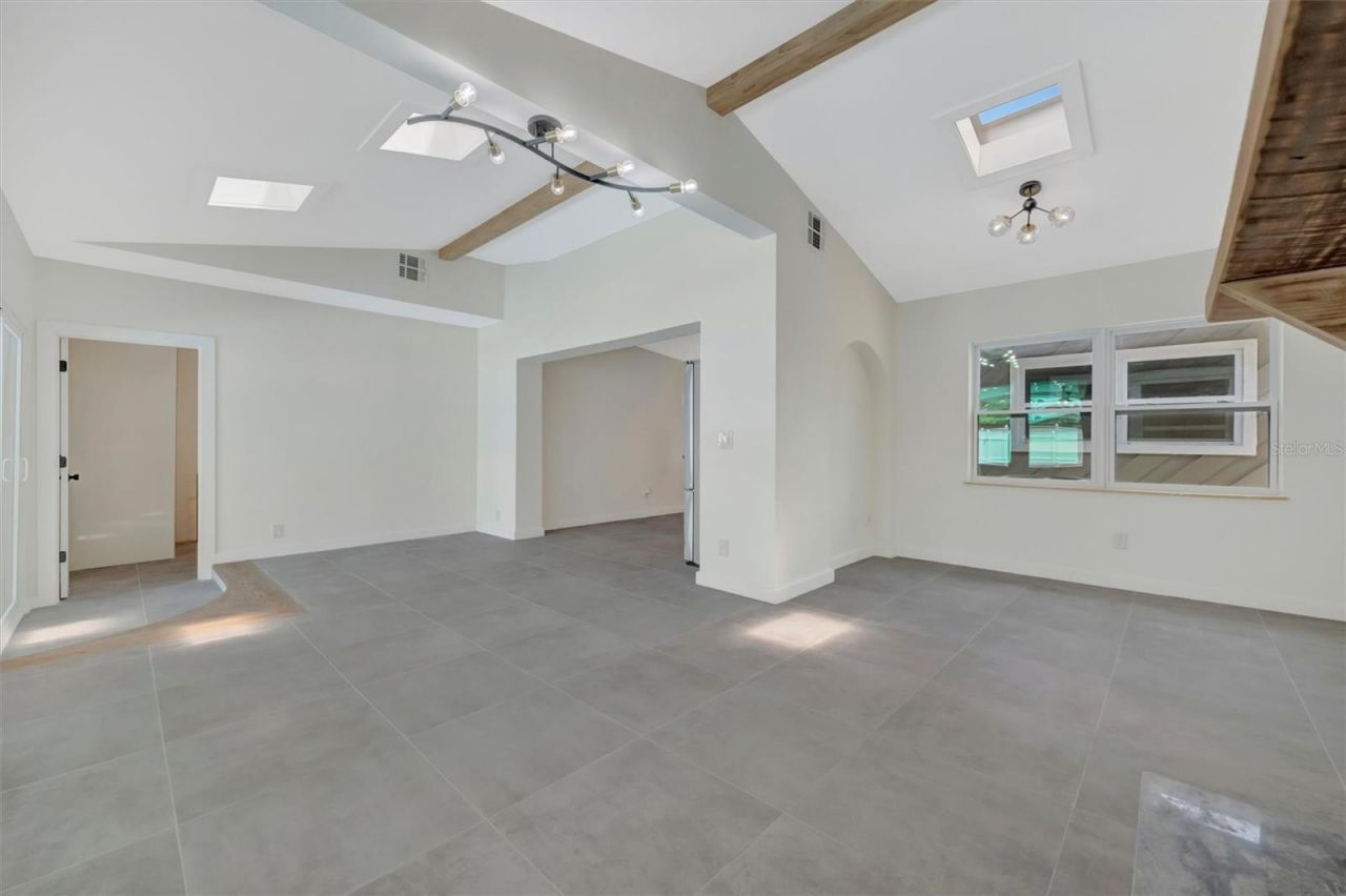 647 74th Avenue N, Saint Petersburg, FL 33702 Photo